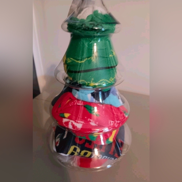 NEW Elf Women's Holiday Socks 5 Pair Pack In Plastic Christmas Tree Size 4-10 - Picture 2 of 3